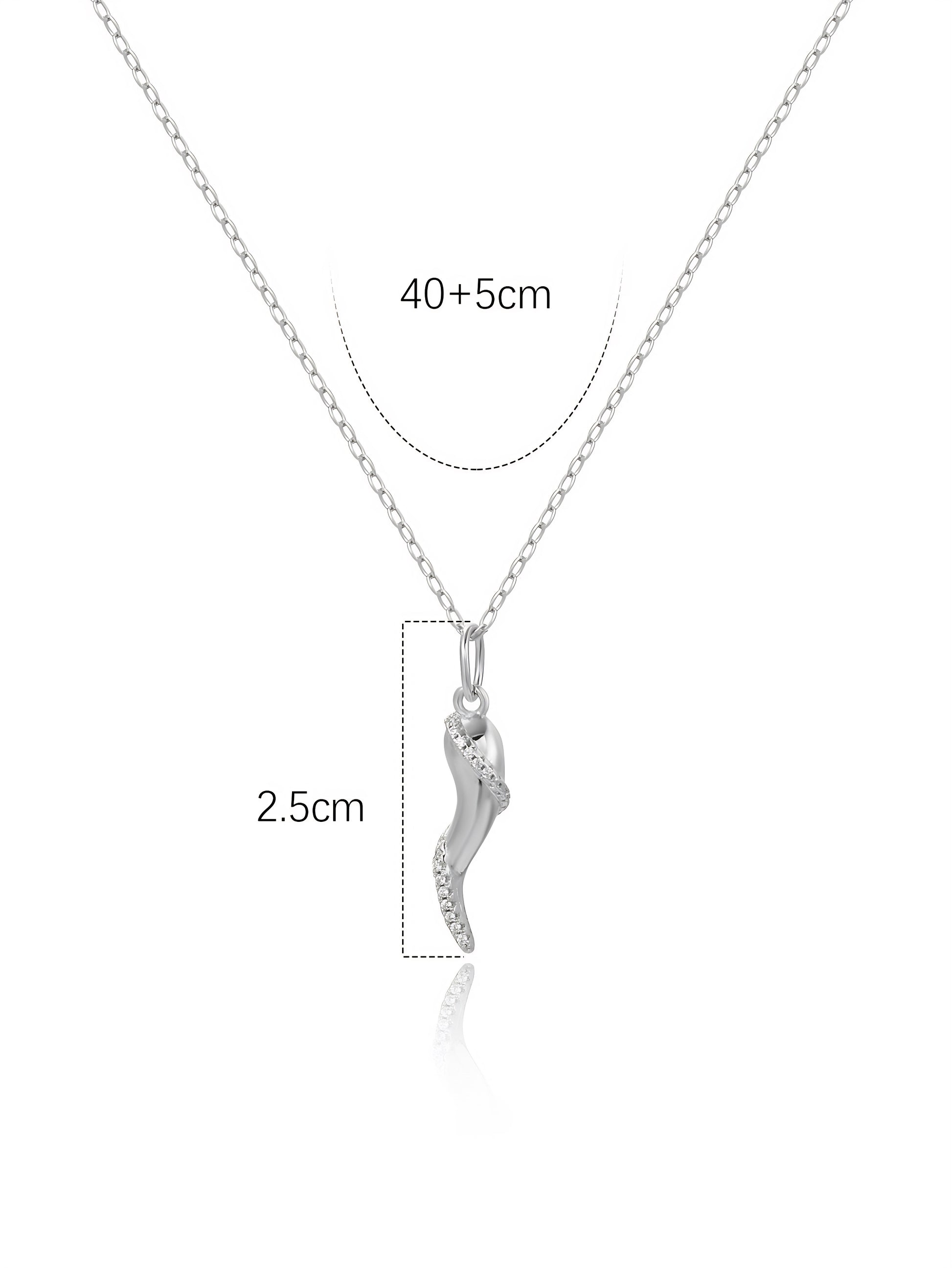 Silver necklace with a horn-shaped pendant, detailed with small stones, and measuring 2.5cm in length and 40+5cm in chain length.